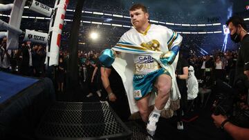 Canelo Alvarez entrando a su combate contra Billy Joe Saunders.