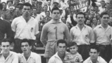 <b>LOS PRECURSORES DE UN PROYECTO APASIONANTE</b> Una de las primeras alineaciones amarillas en categoría nacional en un partido disputado en Melilla.