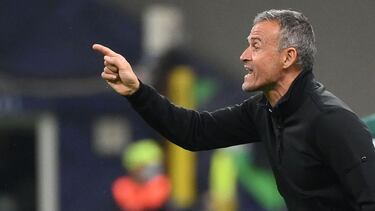 Luis Enrique, dando instrucciones.