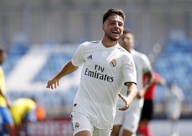 Magia argentina para la banda derecha, quién se podría resistir. Descubierto por Juan Eduardo Esnáider, en 2017, Zizou le dio la oportunidad de debutar en Copa contra el Fuenlabrada. Recién recuperado de una grave lesión de rodilla y a punto de soplar velas (cumple 22 años en mayo), probablemente llevará sus bicicletas y su desborde a otro sitio.