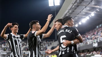 Los albinegros celebran el segundo gol ante el Algeciras, logrado por Rubén Serrano.