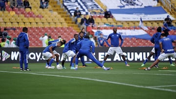 Jugadores de Millonarios en el calentamiento antes de un partido de Liga BetPlay.