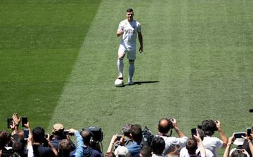 El jugador Serbio Jovic durante su presentación. 