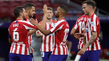 Koke es felicitado por sus compañeros por el 3-0 al Mallorca.