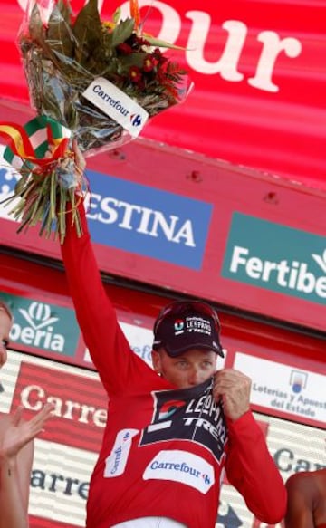 El estadounidense Christopher Horner (Radioshack), con el maillot de líder de la clasificación general, en el podio tras su victoria en la décima etapa de la Vuelta a España, disputada entre Torredelcampo y el Alto de Hazallanas, con 186 kilómetros.