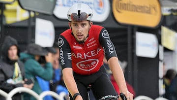 Kévin Vauquelin corriendo el Tour de Francia 2025.