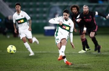 Fidel marca de penalti el 1-1 para el Elche. 