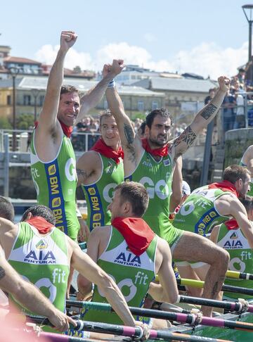 Los chicos de la trainera de Hondarribia celebran la victoria en la Bandera de la Concha masculina. 