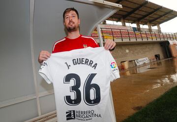 Josep Bosch, el primer entrenador que tuvo Javi Guerra, posa para AS en el estadio Pep Claramunt de Puçol.