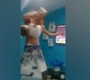 El terrible maltrato de un padre a su hijo para celebrar un gol