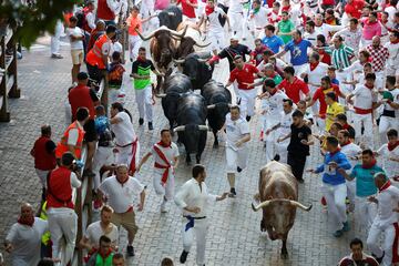 Imágenes del séptimo encierro de los Sanfermines 2022. La ganadería encargada de los toros de este séptimo encierro será la de Victoriano del Río, una de las más importantes del panorama taurino nacional.