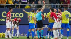 Mikel Vesga of Athletic Club see the red card during the spanish league, La Liga Santander, football match played between Cadiz CF and Athletic Club at Nuevo Mirandilla stadium on April 21, 2022, in Cadiz, Spain.
 AFP7 
 21/04/2022 ONLY FOR USE IN SPAIN
