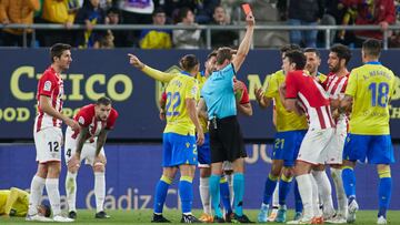 Mikel Vesga of Athletic Club see the red card during the spanish league, La Liga Santander, football match played between Cadiz CF and Athletic Club at Nuevo Mirandilla stadium on April 21, 2022, in Cadiz, Spain.
AFP7
21/04/2022 ONLY FOR USE IN SPAIN