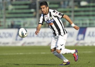 El 'Huaso' es un caso extraño. Nunca debutó por Universidad Católica. De hecho, nunca ha jugado en la liga local, ya que fue comprado en 2007 por el Udinese, club en el que debutó profesionalmente y donde alcanzó su máximo nivel junto a Alexis Sánchez. Más tarde su rendimiento le permitiría fichar por la Juventus.