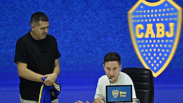 AME3717. BUENOS AIRES (ARGENTINA), 24/01/2025.- El futbolista español Ander Herrera (d) habla junto al presidente de Boca Juniors, Juan Román Riquelme, durante la rueda de prensa en la que es presentado como nuevo jugador de Boca Juniors este viernes, en Buenos Aires (Argentina). Herrera se mostró feliz de poder "cumplir un sueño" y entusiasmado de cara a su debut en la Bombonera el próximo domingo. EFE/ Matías Martín Campaya