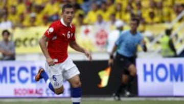 El jugador del seleccionado chileno Carlos Carmona controla el balon durante el partido valido por las eliminatorias a Brasil 2014 contra Colombia.