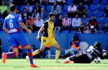 Diego da Silva Costa y Keylor Navas durante el partido de Primera División entre el Levante  y el Atlético de Madrid.
