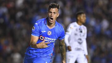 Augusto Lotti, jugador de Cruz Azul, celebra un gol frente a Querétaro en el Clausura 2023 de la Liga MX.