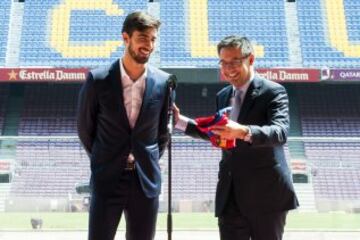 André Gomes, nuevo jugador del FC Barcelona en su presentación en el Camp Nou con Bartomeu.