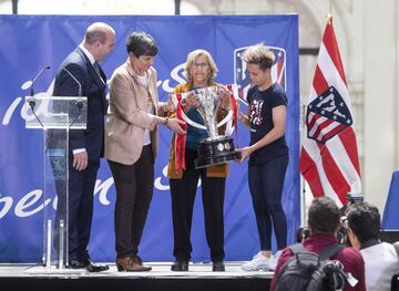 La directora del equipo femenino Lola Romero, la alcaldesa de Madrid Manuela Carmena y la jugadora rojiblanca Amanda Sampedro posan con la Copa de la Liga durante la recepción en el Ayuntamiento. 