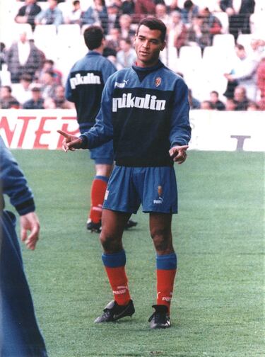 Marcos Evangelista de Moraes, ‘Cafú’, nació en Sao Paulo (Brasil) el 7 de junio de 1970. Lateral derecho. 1,76 de estatura. Diestro. Practicaba un fútbol total. Tenía una calidad física innata excepcional, una calidad técnica superior, una constancia altísima en el juego y una enorme intensidad tanto en el juego defensivo como en el ofensivo. Quizá sea el lateral que en los últimos 40 años haya tenido una mayor influencia en el juego, junto a sus compatriotas Roberto Carlos, Alves y Marcelo. Desde luego, uno de los mejores de la historia del fútbol. Suplente de Belsué en el Zaragoza por el cupo de tres extranjeros, su presencia fue fundamental para que los argentinos Cáceres y Esnáider y el uruguayo Poyet mantuvieran el nivel competitivo durante toda la Recopa. Se inició en el fútbol en el Itaquaquecetuba, de donde saltó al Sao Paulo en 1987. Procedente del Palmeiras, pero sin haber pasado por él, fichó a préstamo por el Real Zaragoza el 12 de enero de 1995, a cambio de 30 millones de pesetas (180.722 euros). Con el equipo aragonés disputó 19 partidos oficiales. Alargó su exitosísima carrera en el Palmeiras (1995-97), la Roma (1997-2003) y el Milan (2003-08), donde colgó las botas con 38 años. 
Es el jugador que en más ocasiones ha vestido la camiseta de la selección absoluta de Brasil, con 142 presencias. Participó en cuatro Mundiales (1994, 1998, 2002 y 2006) y en otras cuatro Copas América (1991, 1993, 1997 y 1999).
Palmarés: dos Mundiales (1994 y 2002), dos Copas América (1997 y 1999), una Copa Confederaciones (1997), dos Copas Libertadores (1992 y 1993), dos Copas Intercontinentales (1992 y 1993), dos Recopas Sudamericanas (1992 y 1993), una liga brasileña (1991), cuatro campeonatos paulistas (1989, 1991, 1992 y 1996), una Recopa de Europa (1995), dos ligas de Italia (2000-01 y 2003-04), una Copa de Italia (2003), dos Supercopas de Italia (2001 y 2004), dos Supercopas de Europa (2003 y 2007), una Copa de Europa (2007) y un Mundial de clubes (2007).
Disputó un partido de la Recopa, frente al Chelsea en Londres, actuando como lateral izquierdo.
