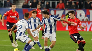 PAMPLONA, 08/12/2025.- El centrocampista del Osasuna Aimar Oroz (d) presiona a varios rivales del Levante durante el partido de LaLiga entre el Osasuna y el Levante, este lunes en el estadio del Sadar.EFE/ Villar López