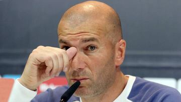GRA196. MADRID, 07/04/2017.- El entrenador del Real Madrid, Zinedine Zidane, durante la rueda de prensa ofrecida tras el entrenamiento que la plantilla ha realizado hoy en Valdebebas para preparar el partido correspondiente a la 31ª jornada de LaLiga Santander 2016/2017, que disputarán mañana contra el Atlético de Madrid en el Santiago Bernabéu. EFE/J.J. Guillén