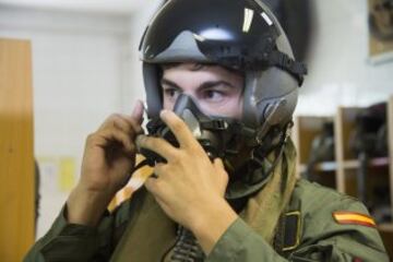 El piloto de Suzuki Maverick Viñales  ha pilotado el avión de combate F-18 de la Base Aérea de Zaragoza, con el que ha pasado del asfalto del circuito de MotorLand, donde competirá el próximo domingo en MotoGP, al cielo de Aragón. Viñales, cuyo nombre, Maverick, se debe al fervor que sentía su padre, Ángel, por el protagonista de la película "Top Gun" que protagonizaba Tom Cruise, y en el que interpretaba el papel de un piloto de combate, ha logrado hoy hacer realidad otra de sus pasiones al subirse a un caza del ejército español.