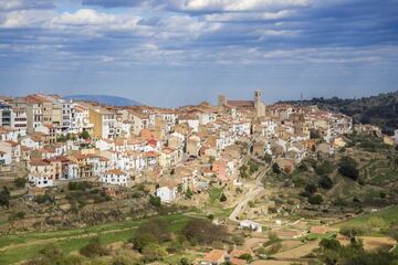 En el límite con la provincia de Teruel, en un altiplano que destaca entre un entorno muy accidentado, se encuentra Vilafranca. Se trata de un municipio próspero que ha sabido compaginar la modernidad con las tradiciones, que mira al futuro y que ha logrado un presente en el que destaca por sus propias cualidades. Cuevas, ríos y montañas de más de 1.300 metros de altura comprenden un amplio término que ofrece todas las bondades para el disfrute de los amantes del turismo rural de interior.