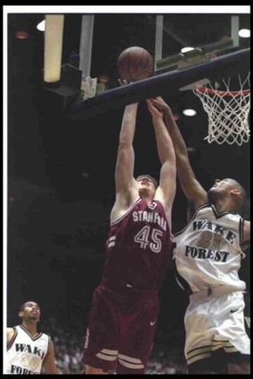 Tim Duncan, taponando en Wake Forest antes de ser eterno en la NBA.
