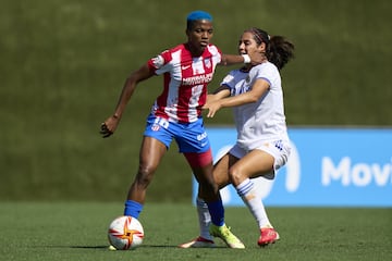 Rasheedat Ajibade protege la pelota ante Kenti Robles.