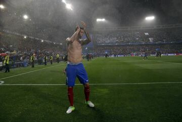 Fernando Torres applauds Atletico fans after the game.