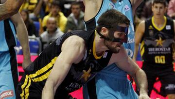 GRAF4238. TENERIFE, 21/01/2018.- El pivot estadounidense de Iberostar Tenerife, Michael Tobey (i), con el balón ante la defensa del jugador serbio de Movistar Estudiantes, Goran Suton, durante el encuentro correspondiente a la jornada 17 de la ACB