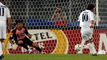 El Real Madrid dependía de si mismo para el doblete Liga y Champions, pero no pudo conseguirlo. Este penalti fallado por Figo fue clave.