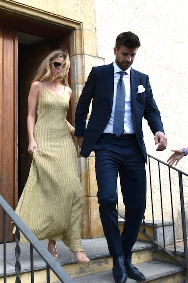 El vestido de Clara Ch¨ªa en la boda del hermano de Piqu¨¦ firmado por Victoria Beckham