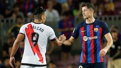 BARCELONA, 13/08/2022.- El delantero polaco del FC Barcelona Robert Lewendowski (d) saluda al delantero colombiano del Rayo Vallecano Radamel Falcao (i), durante el partido correspondiente a la primera jornada de LaLiga que FC Barcelona y Rayo Vallecano disputan hoy sábado en el Camp Nou, en Barcelona. EFE/Quique García
