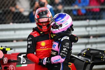 Fernando Alonso viene a felicitar a su compatriota. Son los dos únicos españoles en haber ganado una carrera en la Fórmula 1.