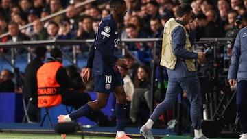 Paris Saint-Germain's French forward #10 Ousmane Dembele (C) leaves the pitch after an injury during the UEFA Champions League, league phase day 4, football match between Paris Saint-Germain (PSG) and FC Bayern Munich at the Parc des Princes in Paris, on November 4, 2025. (Photo by FRANCK FIFE / AFP)