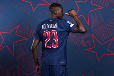 Llegó gratis al Eintracht procedente del Nantes. Sus 26 goles en temporada y media (2022-2023 y 2023-2024) en el equipo alemán hicieron que el PSG lo fichara por 95M€ en 2023.