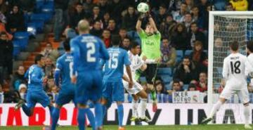 Encontronazo entre Iker Casillas y Casemiro tras un despeje de puños del portero.