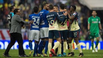 Jugadores de América y Cruz Azul se hacen de palabras en el Estadio Azteca.