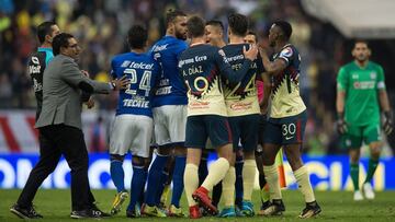 Jugadores de Am&eacute;rica y Cruz Azul se hacen de palabras en el Estadio Azteca. 