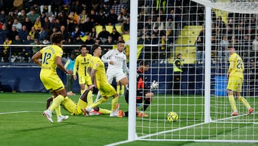Vaya inicio de segunda parte. Mal despeje de Gueye a un centro de Vinicius, que deja un balón muerto dentro del área, cerca de la pequeña, donde apareció Mbappé para batir por bajo a Luiz Júnior. Qué atento estuvo el crack francés.