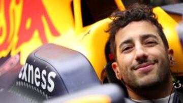 Daniel Ricciardo subido en el RB12.