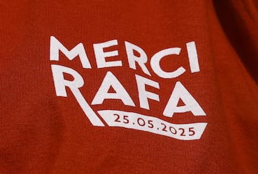 Un miembro del público luce una camiseta en honor al 14 veces campeón de Roland Garros, Rafael Nadal, antes de una ceremonia en su honor celebrada en la cancha Philippe-Chatrier.