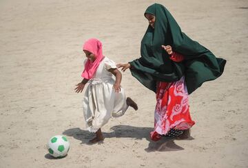Niños somalíes juegan al fútbol en la playa de Lido en Mogadiscio, Somalia.
