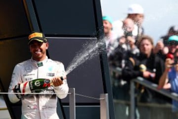Lewis Hamilton celebra la victoria en el podio.