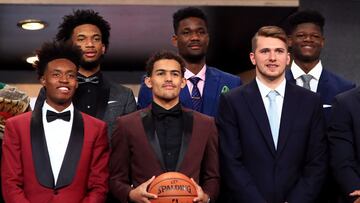 NEW YORK, NY - JUNE 21: Collin Sexton, Marvin Bagley III, Trae Young, Deandre Ayton, Luka Doncic and Mohamed Bamba pose for a photo before the 2018 NBA Draft at the Barclays Center on June 21, 2018 in the Brooklyn borough of New York City. NOTE TO USER: User expressly acknowledges and agrees that, by downloading and or using this photograph, User is consenting to the terms and conditions of the Getty Images License Agreement.   Mike Lawrie/Getty Images/AFP
 == FOR NEWSPAPERS, INTERNET, TELCOS &amp; TELEVISION USE ONLY ==