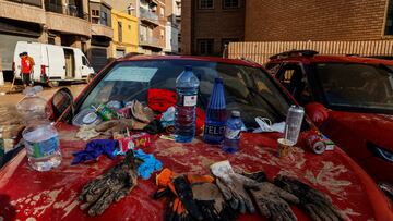 Guantes y botellas de agua en una calle de Paiporta, a 6 de noviembre de 2024, en Paiporta, Valencia (Comunidad Valenciana). Nueve días después de que la DANA se saldase con 217 fallecidos, la mayoría en Valencia. Música por Valencia, este es el mapa de la solidaridad de los artistas y bandas españoles.