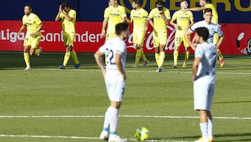 Maxi y Guedes se preparan para sacar el bal&oacute;n desde el centro tras el gol de Parejo en la Cer&aacute;mica.
 
 
 
 
 
 
 
 
 
 
 
 
 